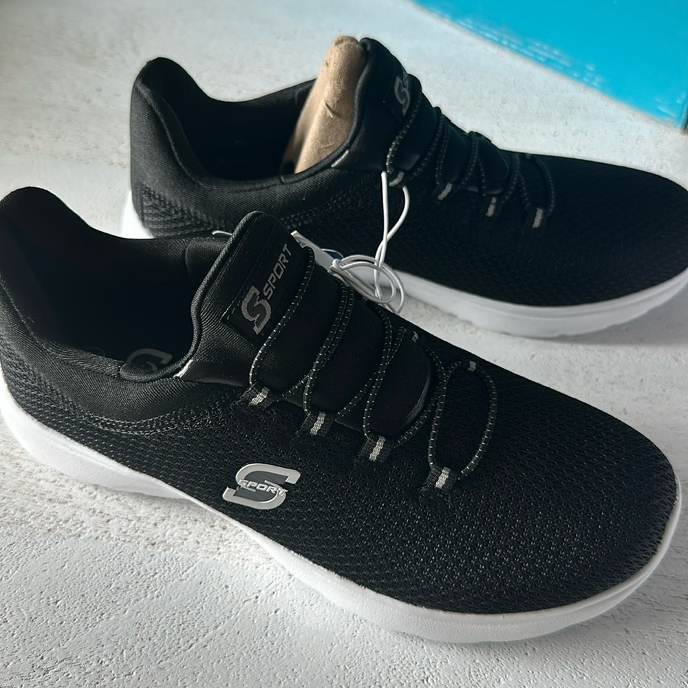 A Sport Skechers Women’s Pull on Sneakers